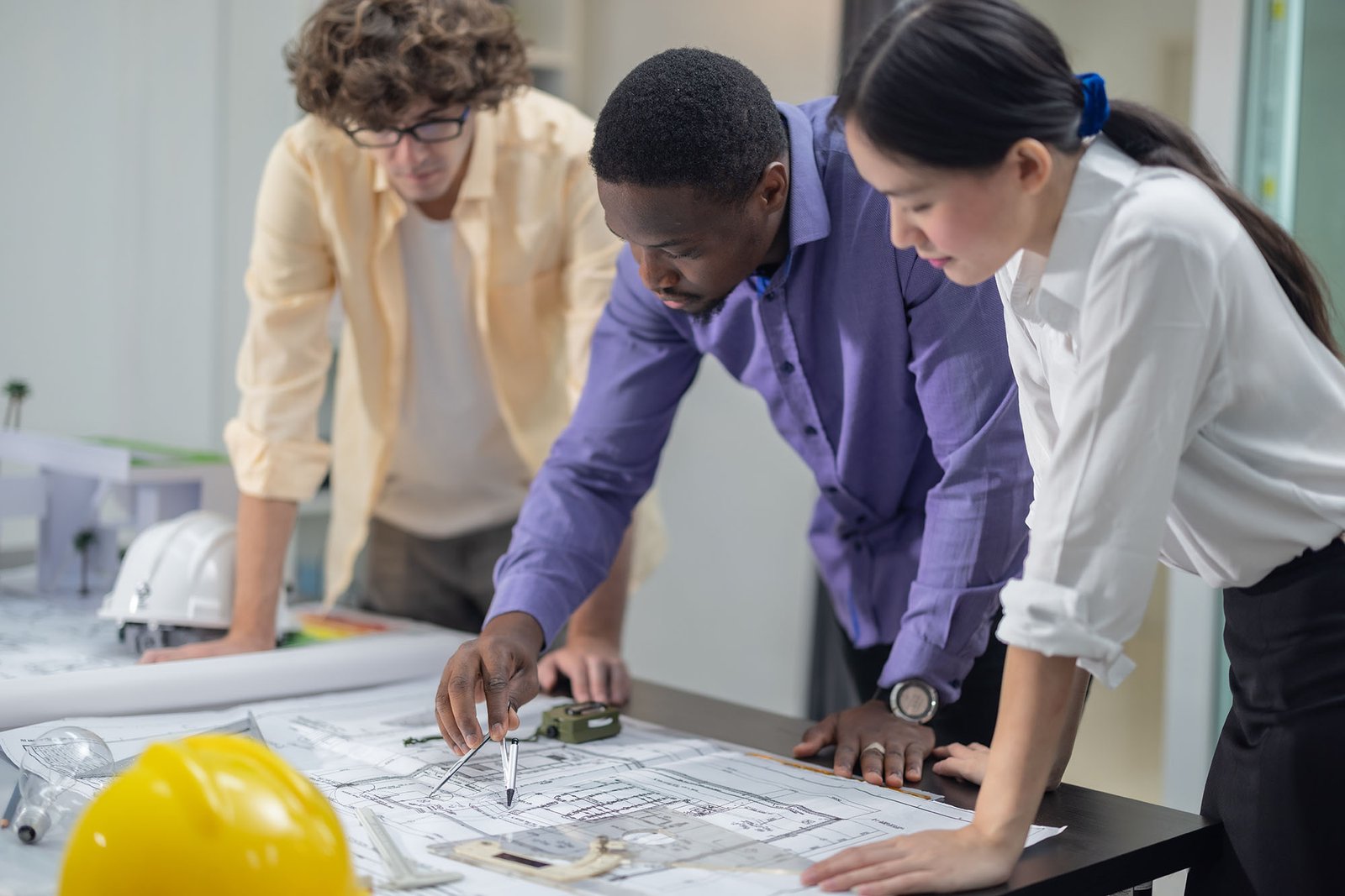 Architects plan low-carbon construction, analyzing blueprint, la
